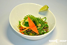 Азиатский салат с чукой, морепродуктами и апельсинами